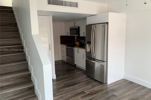 Condo in Miami, Florida, 1 bedroom  № 1852247 - photo 3