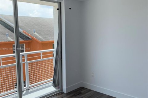 Condo in Miami, Florida, 1 bedroom  № 1852247 - photo 11