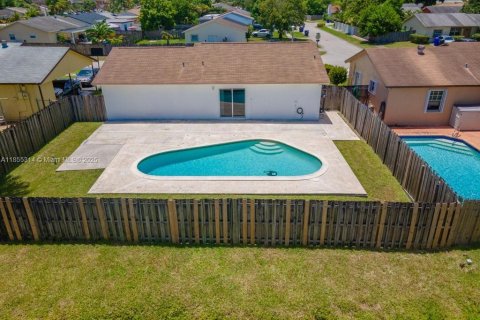 House in North Lauderdale, Florida 3 bedrooms, 103.68 sq.m. № 1881800 - photo 12