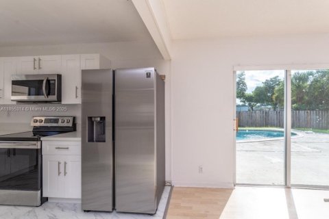 House in North Lauderdale, Florida 3 bedrooms, 103.68 sq.m. № 1881800 - photo 10