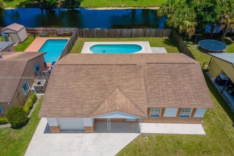 House in North Lauderdale, Florida 3 bedrooms, 103.68 sq.m. № 1881800 - photo 1