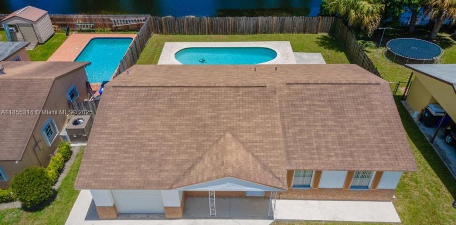 House in North Lauderdale, Florida 3 bedrooms, 103.68 sq.m. № 1881800