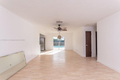 House in North Lauderdale, Florida 3 bedrooms, 103.68 sq.m. № 1881800 - photo 9