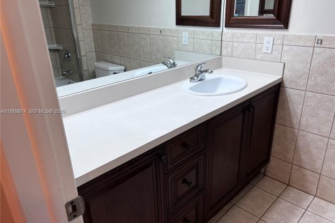 Снять в аренду таунхаус в Майами, Флорида 3 спальни, 109.9м2, № 2043432 - фото 3