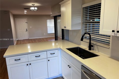 Снять в аренду таунхаус в Майами, Флорида 3 спальни, 109.9м2, № 2043432 - фото 22