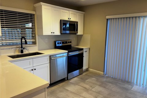 Снять в аренду таунхаус в Майами, Флорида 3 спальни, 109.9м2, № 2043432 - фото 18