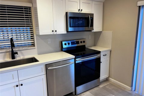 Снять в аренду таунхаус в Майами, Флорида 3 спальни, 109.9м2, № 2043432 - фото 21