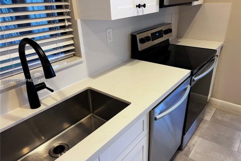 Снять в аренду таунхаус в Майами, Флорида 3 спальни, 109.9м2, № 2043432 - фото 24