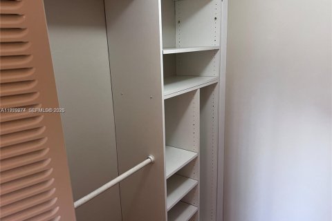 Снять в аренду таунхаус в Майами, Флорида 3 спальни, 109.9м2, № 2043432 - фото 4