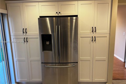 Снять в аренду таунхаус в Майами, Флорида 3 спальни, 109.9м2, № 2043432 - фото 9