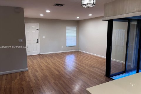 Снять в аренду таунхаус в Майами, Флорида 3 спальни, 109.9м2, № 2043432 - фото 11