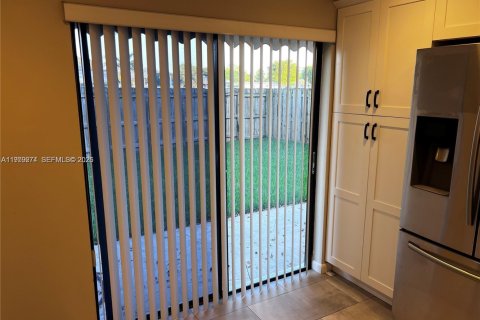 Снять в аренду таунхаус в Майами, Флорида 3 спальни, 109.9м2, № 2043432 - фото 23