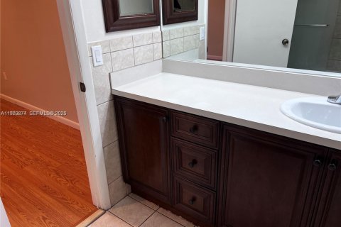 Снять в аренду таунхаус в Майами, Флорида 3 спальни, 109.9м2, № 2043432 - фото 2