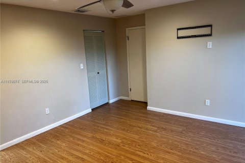 Снять в аренду таунхаус в Майами, Флорида 3 спальни, 109.9м2, № 2043432 - фото 6