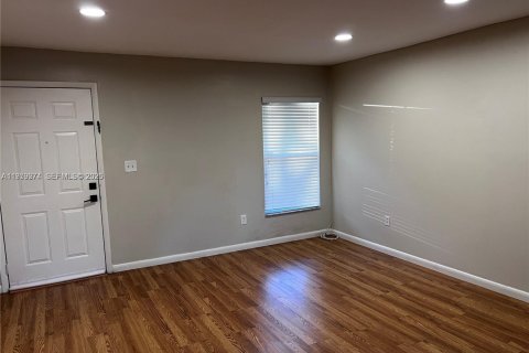 Снять в аренду таунхаус в Майами, Флорида 3 спальни, 109.9м2, № 2043432 - фото 19