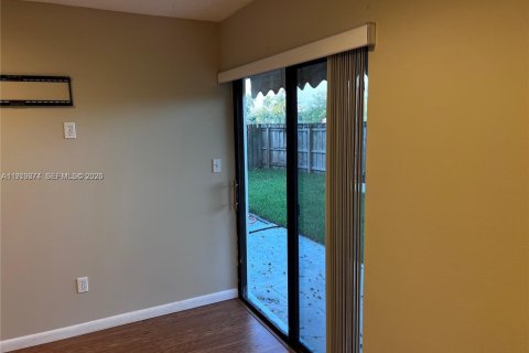 Снять в аренду таунхаус в Майами, Флорида 3 спальни, 109.9м2, № 2043432 - фото 5