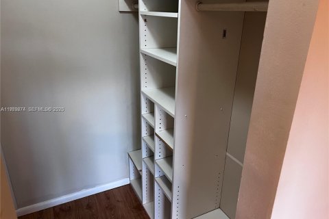 Снять в аренду таунхаус в Майами, Флорида 3 спальни, 109.9м2, № 2043432 - фото 7