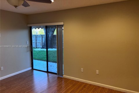 Снять в аренду таунхаус в Майами, Флорида 3 спальни, 109.9м2, № 2043432 - фото 26