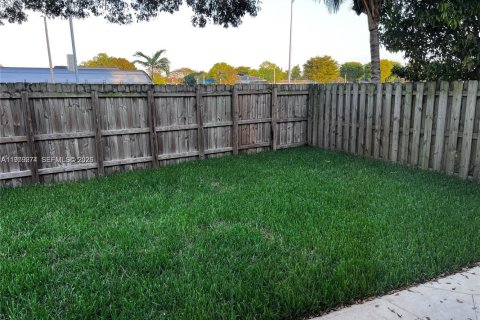 Снять в аренду таунхаус в Майами, Флорида 3 спальни, 109.9м2, № 2043432 - фото 27