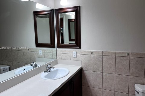 Снять в аренду таунхаус в Майами, Флорида 3 спальни, 109.9м2, № 2043432 - фото 28