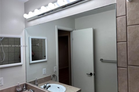 Снять в аренду таунхаус в Майами, Флорида 3 спальни, 109.9м2, № 2043432 - фото 16