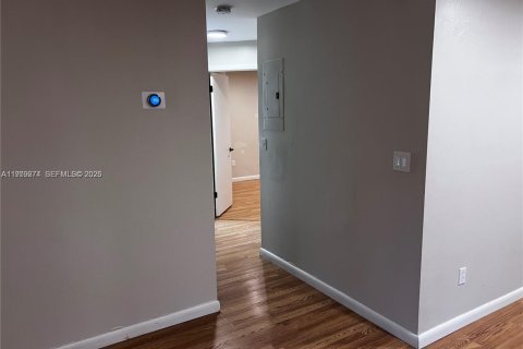 Снять в аренду таунхаус в Майами, Флорида 3 спальни, 109.9м2, № 2043432 - фото 12