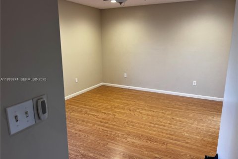 Снять в аренду таунхаус в Майами, Флорида 3 спальни, 109.9м2, № 2043432 - фото 25