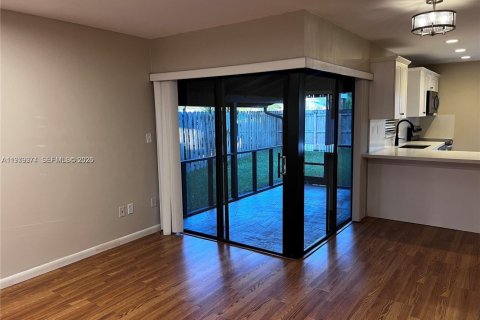 Снять в аренду таунхаус в Майами, Флорида 3 спальни, 109.9м2, № 2043432 - фото 17