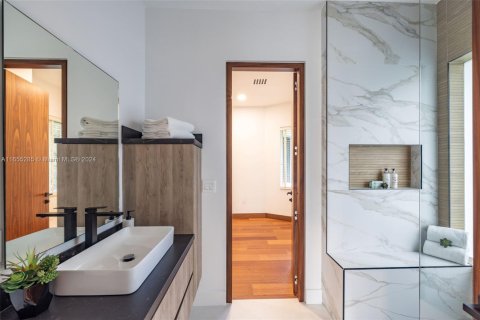 Купить виллу или дом в Халландейл-Бич, Флорида 5 спален, 310.48м2, № 2027620 - фото 12