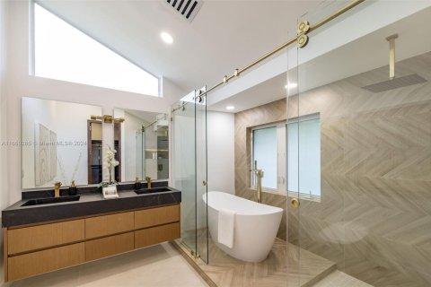 Купить виллу или дом в Халландейл-Бич, Флорида 5 спален, 310.48м2, № 2027620 - фото 29