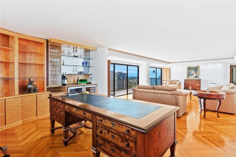 Condominio en venta en Miami, Florida, 1 dormitorio, 215.53 m2 № 2153939 - foto 9