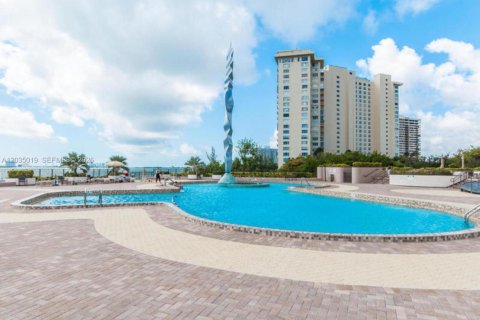 Condominio en venta en Miami, Florida, 1 dormitorio, 215.53 m2 № 2153939 - foto 16