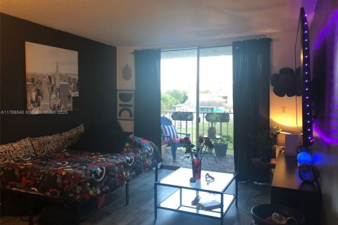 Copropriété à vendre à Hollywood, Floride: 1 chambre, 68.75 m2 № 2048773 - photo 4