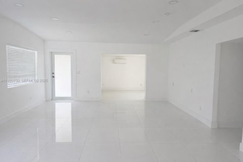 Casa en venta en Miami, Florida, 3 dormitorios, 177.54 m2 № 1993296 - foto 3