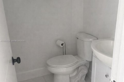 Casa en venta en Miami, Florida, 3 dormitorios, 177.54 m2 № 1993296 - foto 16