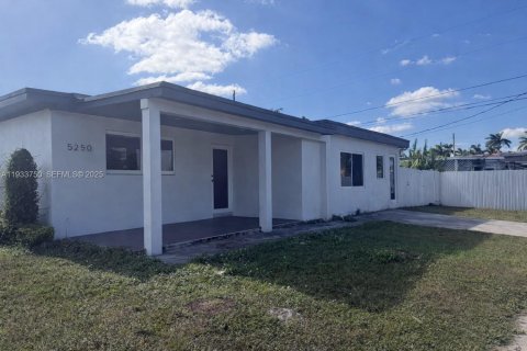 Casa en venta en Miami, Florida, 3 dormitorios, 177.54 m2 № 1993296 - foto 2