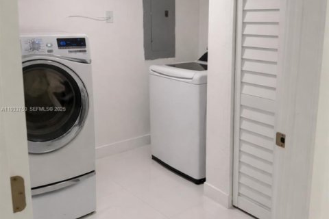 Casa en venta en Miami, Florida, 3 dormitorios, 177.54 m2 № 1993296 - foto 9