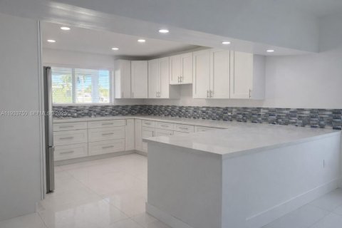 Casa en venta en Miami, Florida, 3 dormitorios, 177.54 m2 № 1993296 - foto 8