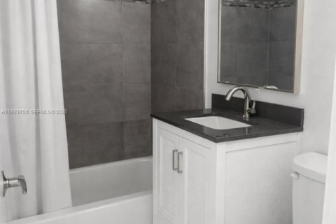 Casa en venta en Miami, Florida, 3 dormitorios, 177.54 m2 № 1993296 - foto 12