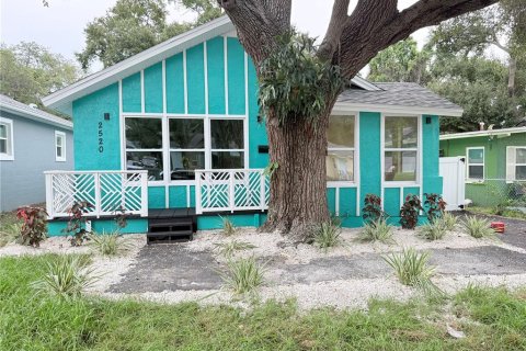 House in Saint Petersburg, Florida 3 bedrooms, 76.64 sq.m. № 2393926