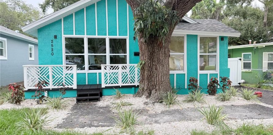 House in Saint Petersburg, Florida 3 bedrooms, 76.64 sq.m. № 2393926