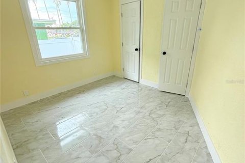 House in Saint Petersburg, Florida 3 bedrooms, 76.64 sq.m. № 2393926 - photo 9