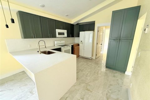 House in Saint Petersburg, Florida 3 bedrooms, 76.64 sq.m. № 2393926 - photo 5