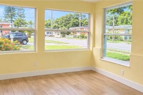 House in Saint Petersburg, Florida 3 bedrooms, 76.64 sq.m. № 2393926 - photo 3