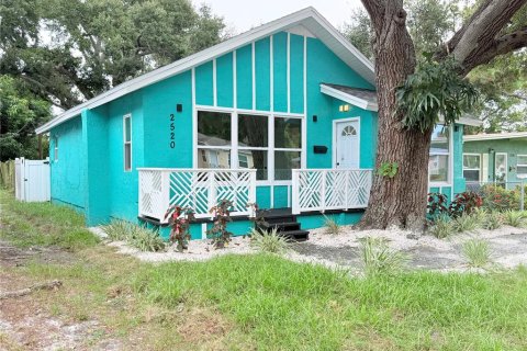 House in Saint Petersburg, Florida 3 bedrooms, 76.64 sq.m. № 2393926 - photo 2