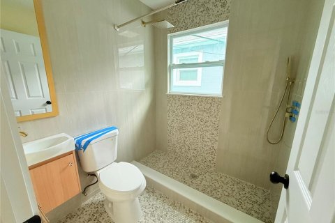 House in Saint Petersburg, Florida 3 bedrooms, 76.64 sq.m. № 2393926 - photo 12