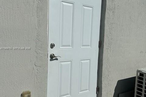 Снять в аренду коммерческую недвижимость в Майами, Флорида 5 спален, 311.13м2, № 2057884 - фото 11