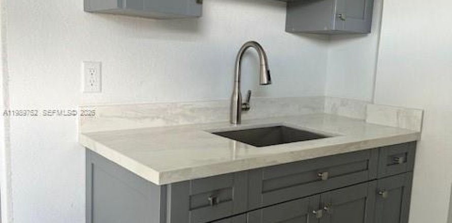 Коммерческая недвижимость в Майами, Флорида 5 спален, 311.13м2 № 2057884