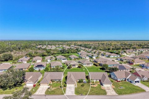 Villa ou maison à vendre à Englewood, Floride: 2 chambres, 173.63 m2 № 2431060 - photo 5
