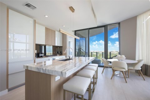 Condo in Miami, Florida, 2 bedrooms  № 2030996 - photo 2